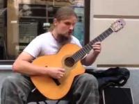 Niesamowity uliczny gitarzysta