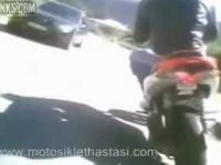 Zderzenie motocykla z ciągnikiem