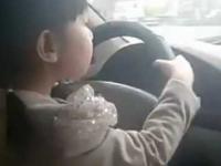 Czteroletnia dziewczynka prowadzi samochód