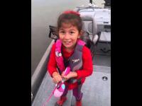 Wielka radość ze złowienia ryby przez małą dziewczynkę