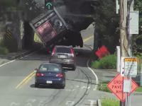Ciężarówka uderza w most z Massachusetts