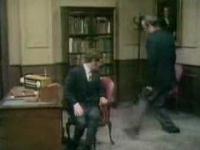 Monty Python - skecz o ministerstwie głupich kroków