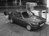 Kobieta vs dystrybutor na stacji benzynowej
