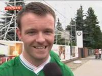 reporter Sky Sports News rozmawia z Irlandczykami przed stadionem Lecha Poznań 