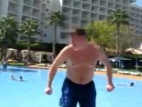 Rosjanin skacze do basenu