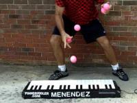 Żonglerka i gra na klawiszach... na raz!