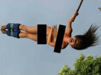 Seksowna nastolatka skacze nago na bungee w Tajlandii