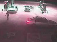 Murzyn oblewa benzyną i podpala kobietę na stacji benzynowej. Floryda