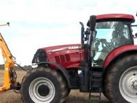 traktora który zbiera bele siana a wciąga