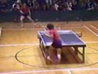 Niesamowita gra w ping ponga.