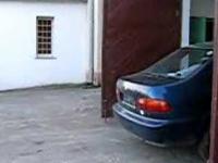 Honda Civic wyjeżdża z garażu