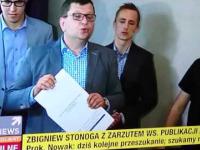 Zbigniew Stonoga zrywa bransoletkę z nogi podczas konferencji prasowej 10.06.2015