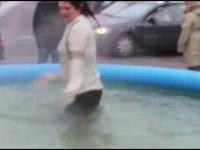 Wideo. W grudniu wskoczyła w ubraniu do basenu ustawionego w centrum miasta