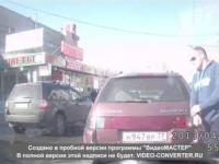 Dwóch Rosjan atakuje starszego kierowcę, ale role się odwracają