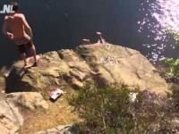 Idiota skacze do wody