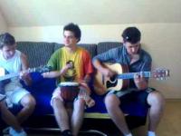 Trzech chłopaczków, dwie gitary i jeden bębenek.Nagranie domowe piosenki w ich wykonaniu.