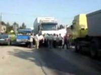 Ciężarówka próbuje przebić się przez blokadę drogi w Radkowicach