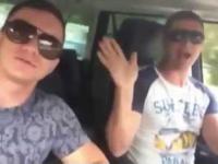 Dwa geje śpiewają za kierownicą