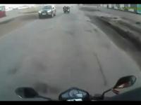 Idiota- Motocyklista popchnął innego motocyklistę na pędzący samochód