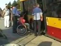 Jak powinien zachować się kierowca autobusu wobec niepełnosprawnego - MPK Łódź