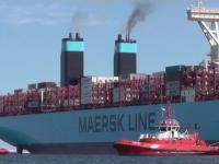 Wielki kontenerowiec opuszcza port.World's Largest Container Ship leaving Gdańsk.