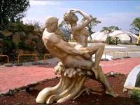 Park wypoczynkowy z erotycznymi rzeźbami