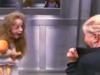 Dziewczynka z TV w windzie
