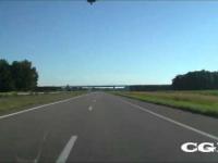 Wielozadaniowy śmigłowec nad ukraińską autostradą