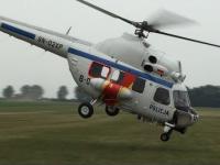 Pokaz policyjnego śmigłowca Mi-2 na małej wysokości