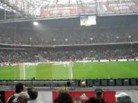 Fani Ajaxu Amsterdam śpiewają Jedną  z piosenek Boba Marleya
