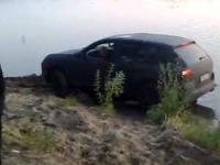 Rosjanie wyciągają Porsche Cayenne z jeziora
