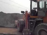 Sześcioletni Chińczyk za kierownicą buldożera