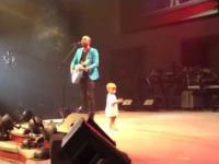 dzieciak wpada na scenę na koncercie ojca ...