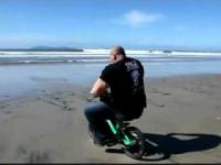 Hardkorowy Koksu na rowerku po plazy
