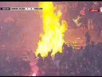 Derby Belgradu. Kibice podpalili stadion.