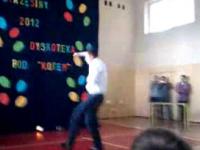 Nauczyciel tańczy Gangnam Style w szkole!