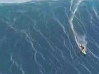 Surfer ujeżdża gigantyczną falę