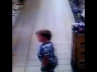 Mały chłopiec zastawia śmierdzącą pułapkę w sklepie