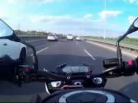 Co się dzieje, kiedy motocyklista znajdzie się w martwym punkcie lusterka innego uczestnika drogi?