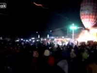 Balon z fajerwerkami nad tłumem ludzi