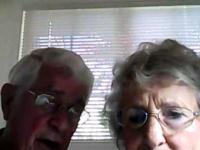 Seniorzy bawią się kamerką internetową