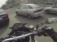 Motocyklista pomaga starszemu mężczyźnie przejść przez ulicę