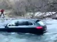  Aptal nehirde bir Porsche Cayenne denemek 
