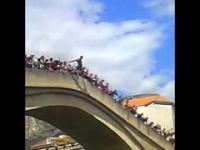Niesamowity skok z mostu
