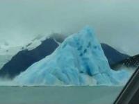 Obracająca się góra lodowa