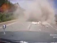 Ciężarówka uderza w rolujący samochód