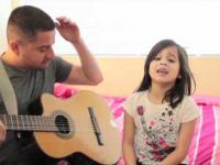 Wspólne śpiewanie ojca z córeczką