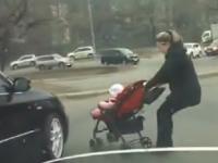 Nieodpowiedzialne matki z wózkami na drodze