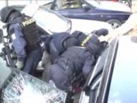 Czescy policjanci aresztują złodzieja samochodów