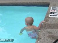Małe dziecko w basenie